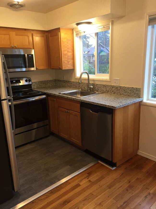 Building Photo - Upper 2bed, stainless steel appliances, of...