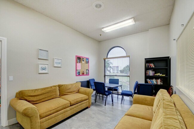 Building Photo - 3810 Via Poinciana