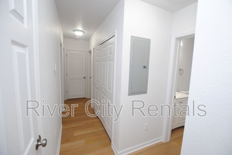 Building Photo - 5621 Overlook Dr E