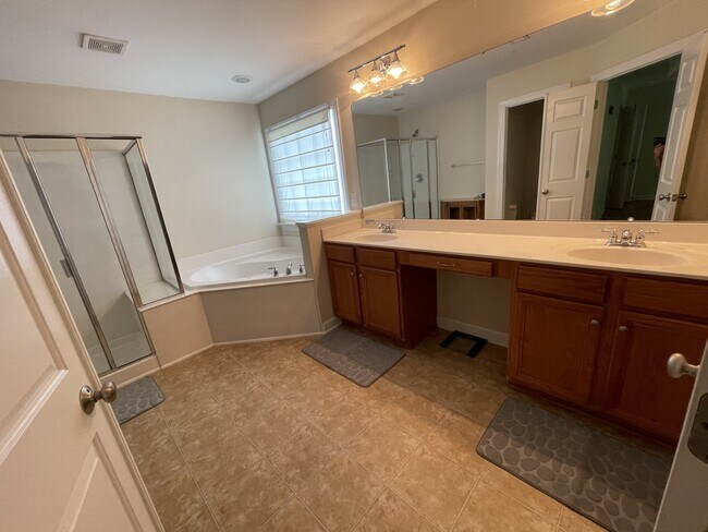 Building Photo - 5001 Paces Ferry Dr