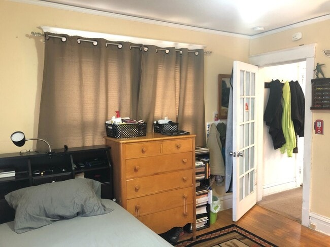 Building Photo - Large Five Bedroom Home in Lakeside!