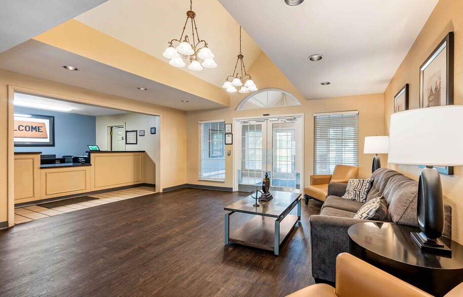 Building Photo - Furnished Studio-Cincinnati - Blue Ash -Reed Hartman