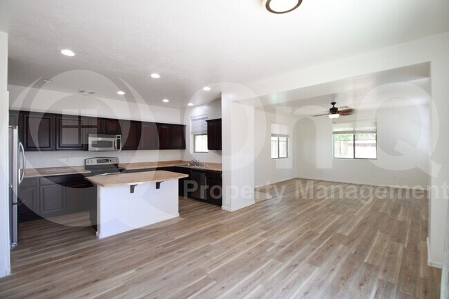 Building Photo - 3813 E Santa Fe Ln
