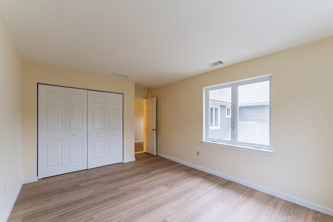 Building Photo - 208 Castlewood Dr