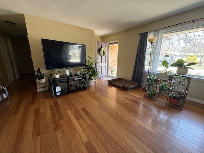 Building Photo - Centrally Located 3 Bed Gem with Expansive Backyard & Classic Hardwood Floors