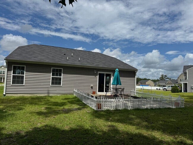 Building Photo - Charming Cul-de-Sac Home in Forest Oaks