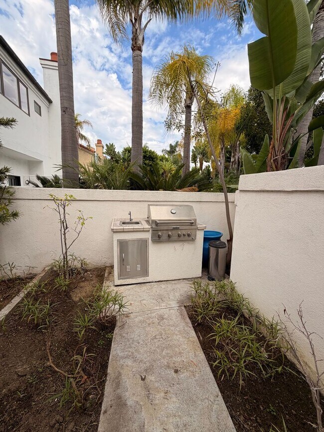 Building Photo - Beautiful 3 Bedroom, 2.5 Bathroom Newport ...