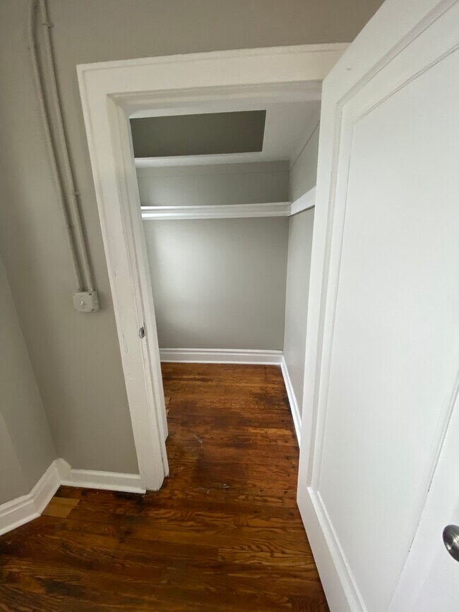 Building Photo - 5945 Hyslop Pl