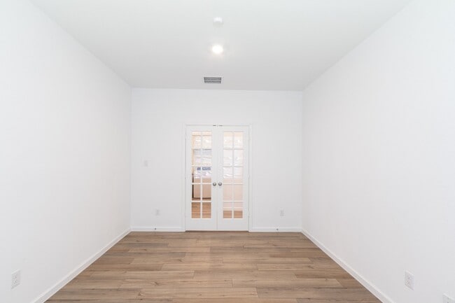 Building Photo - 705 Western Fern