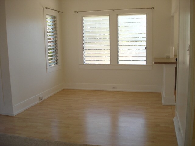 Building Photo - Charming 3 bedroom, 1 bath house with gara...