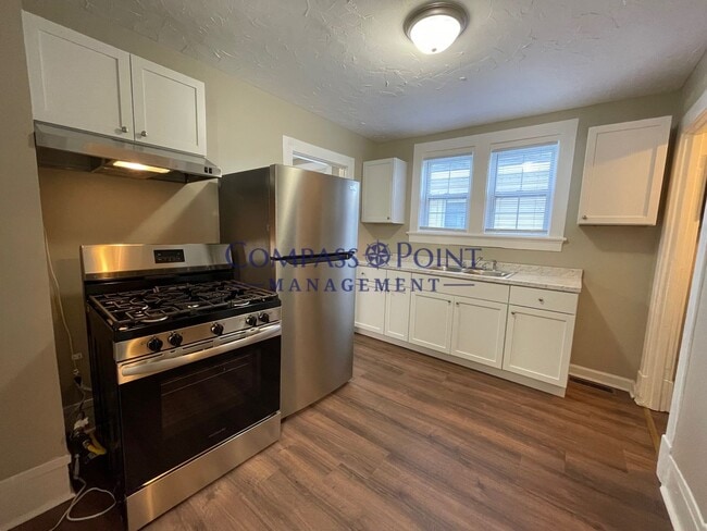 Building Photo - Newly Renovated Just For You! First Month'...