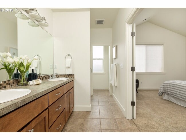 Building Photo - Amazing 3 bed / 2.5 bath Duplex with Bonus Room!