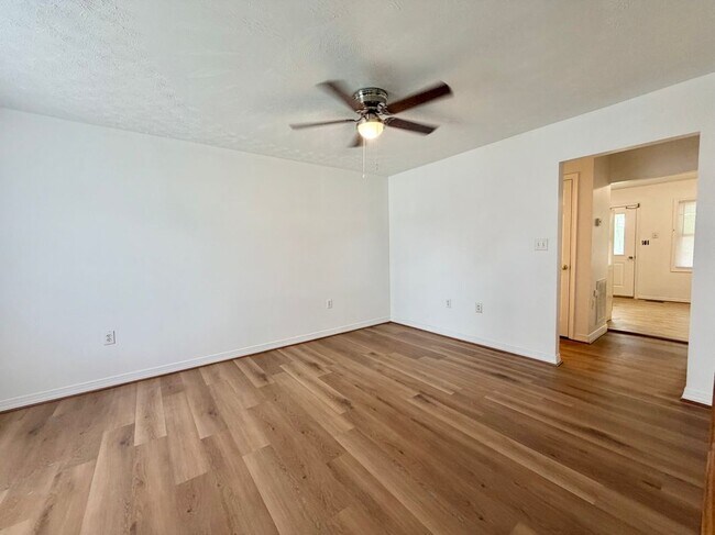 Building Photo - 116 T-Bird Ln