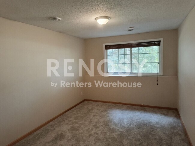 Building Photo - 4BD/3.5BA Townhome in Apple Valley Available Now!