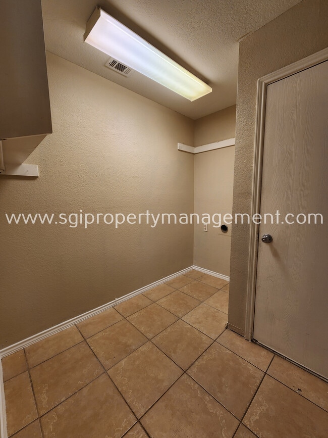 Building Photo - 1415 Murphy Dr