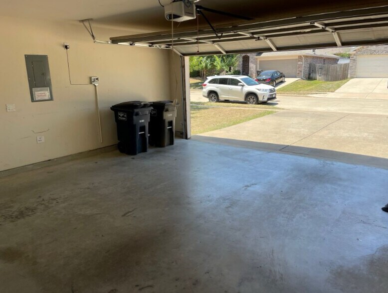 Building Photo - 8513 Autumn Creek Trl