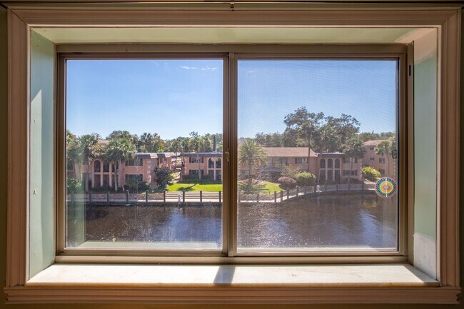 Building Photo - Adorable condo, waterfront view