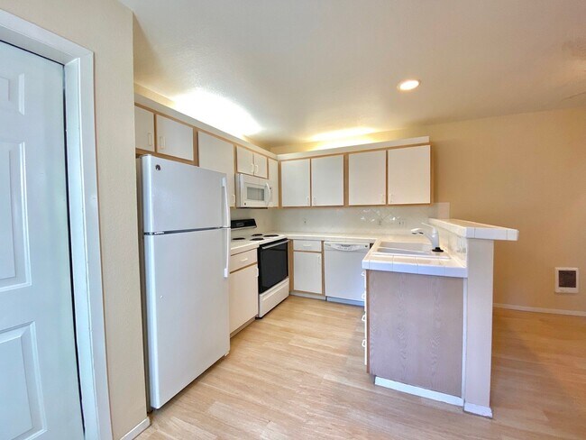 Building Photo - Charming Lake Oswego Unit in Oswego Bay Co...