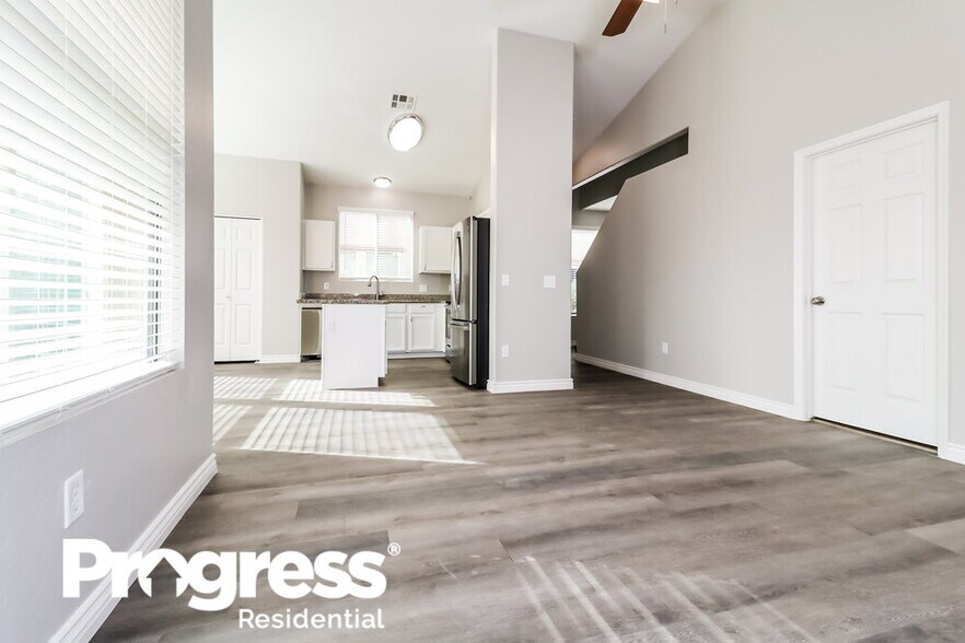 Building Photo - 13429 W Peck Dr