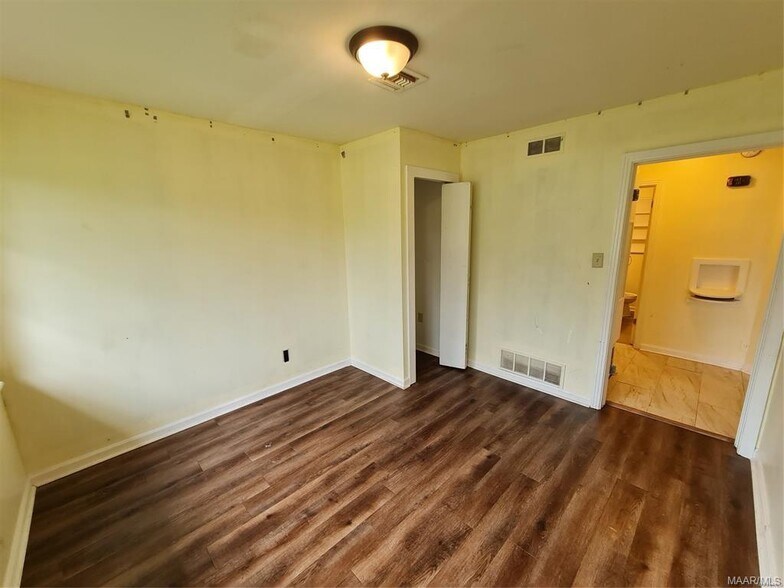 Building Photo - 1220 Lynwood Dr
