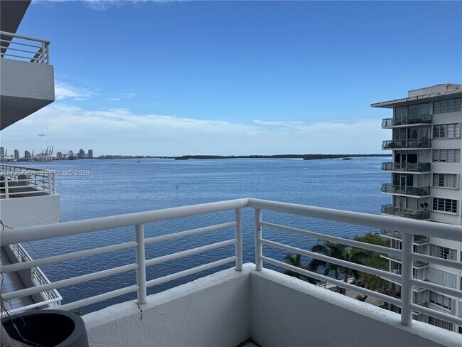 Building Photo - 1402 Brickell Bay Dr