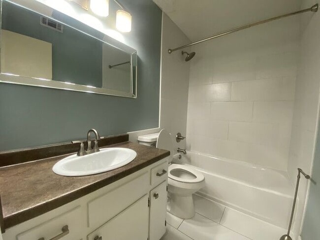 Building Photo - Wonderful Bellevue Condo in Creekside Meadows!