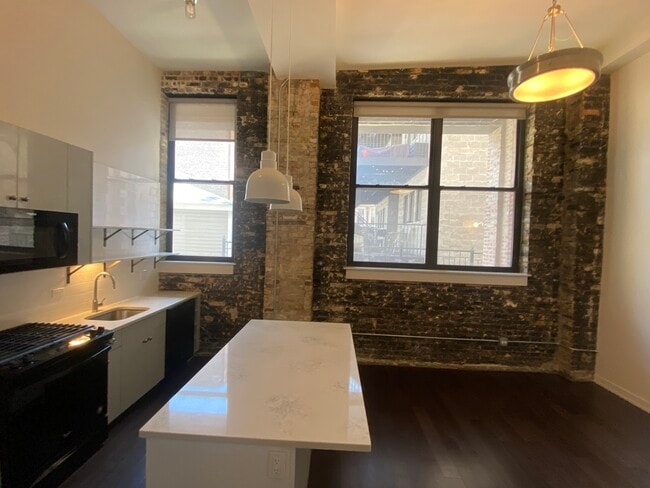 Building Photo - 5029 N Kenmore Ave