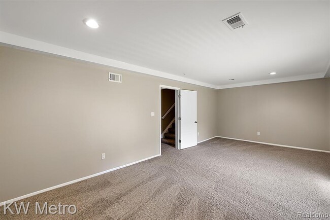 Building Photo - 5652 Drake Hollow Dr E