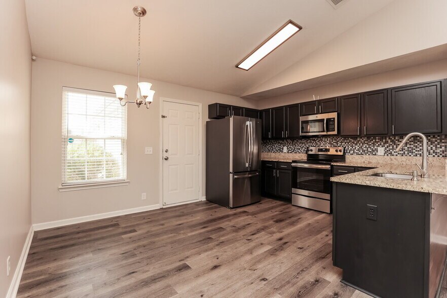 Building Photo - 1316 S Hampton Ct