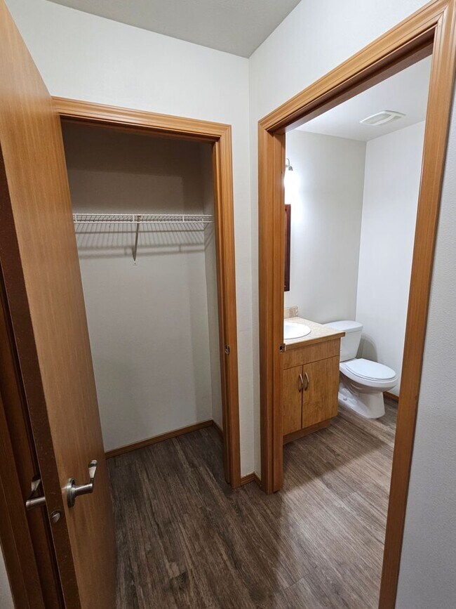 Building Photo - Open, One-Level Living- 4 Bedroom, 2.5 Bath Richland Home with Spacious Backyard