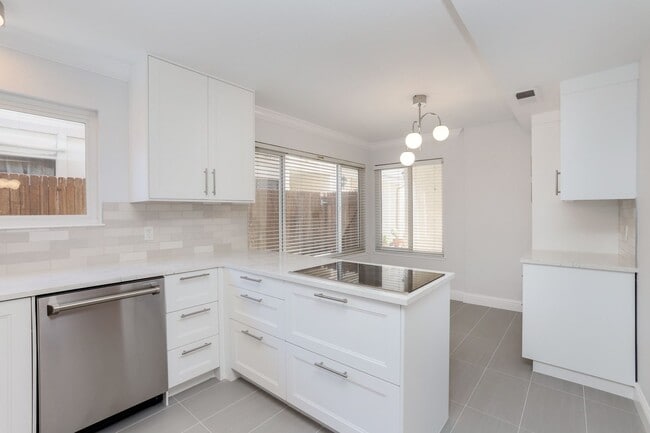 Building Photo - 3 Bed / 2.5 Bath home near Mariners Island...