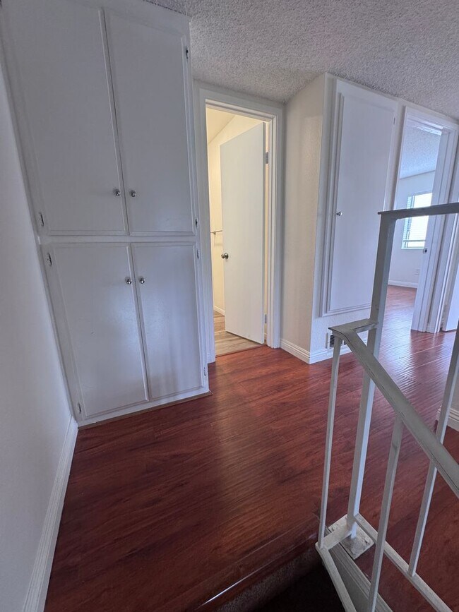 Building Photo - 4 bed townhouse central  Clairemont