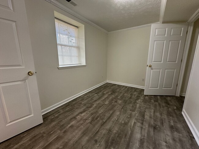Building Photo - Freshly Updated 4 Bedroom Lower-Level Unit in Oak Ridge – Spacious & Move-In Ready