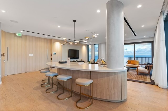 Building Photo - 987 Queen St