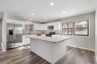 Building Photo - W127N12303 Knollwood Dr