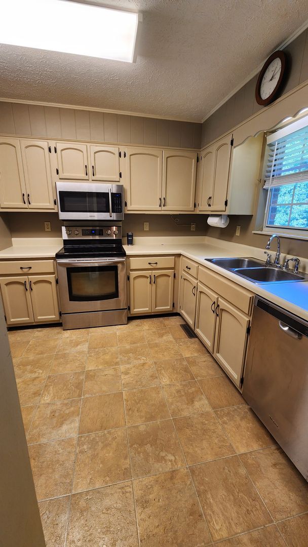 Building Photo - Maryville 37803 - 3 bedroom, 2 bath ranche...