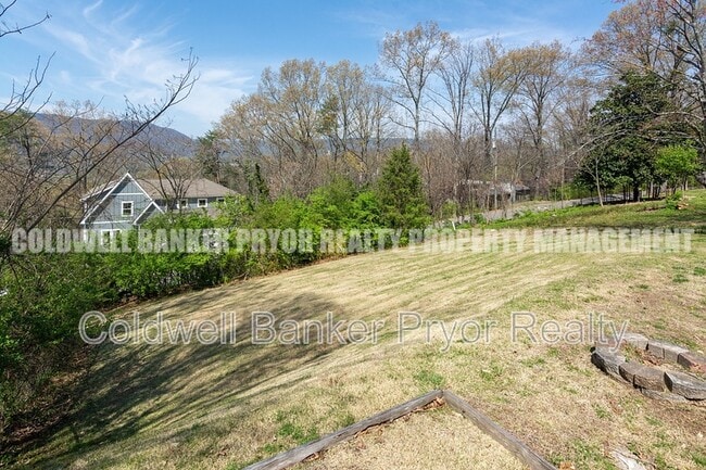 Building Photo - 323 Walsh Rd