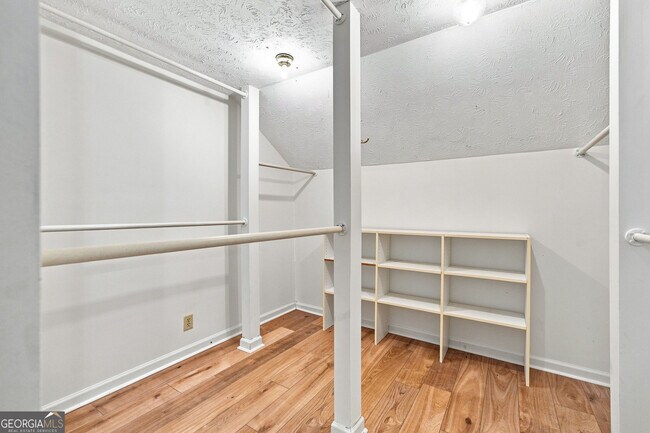 Building Photo - 965 Millbrook Ct