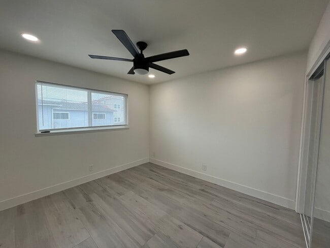 Building Photo - Beautifully Renovated Apartment Steps to the Beach - Washer/Dryer & Refrigerator included!