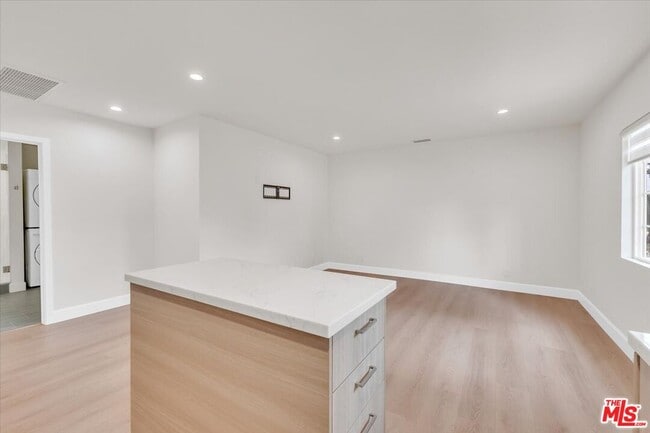 Building Photo - 6915 Encino Ave