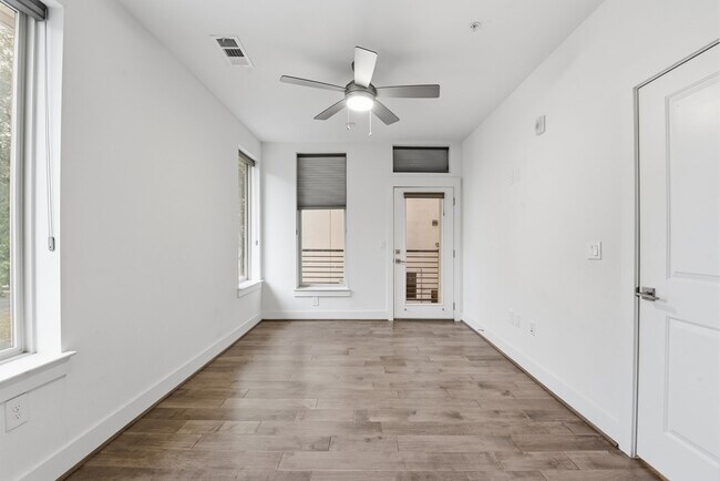 Building Photo - 4819 Caroline St