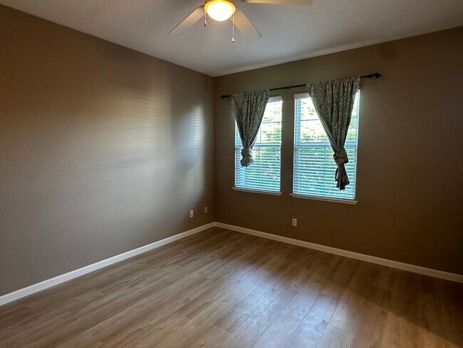 Building Photo - Beautiful tri-level Communications Hill home