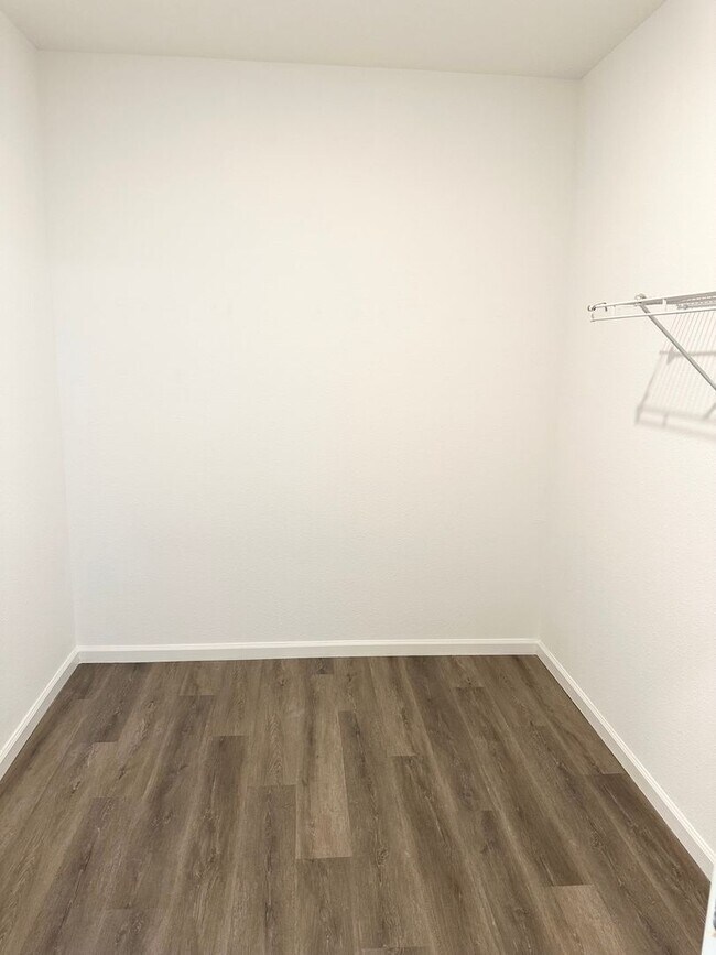 Building Photo - Private Back Yard! - 3 Bedroom 2 Bathroom ...