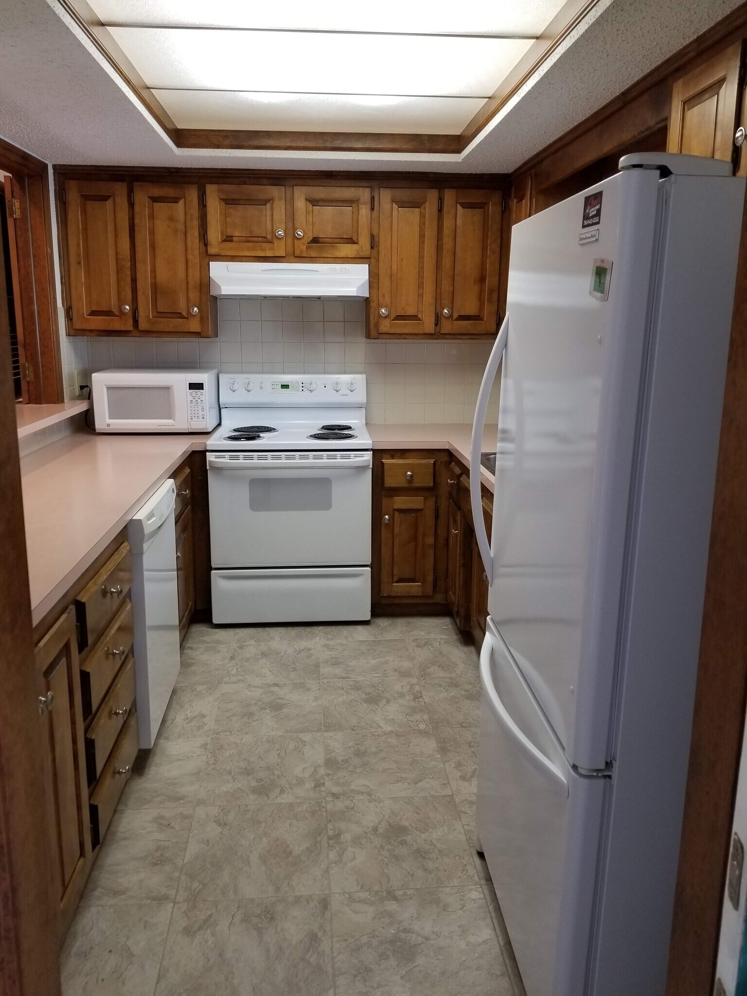 Kitchen - view from entry hallway - 3023 University Dr