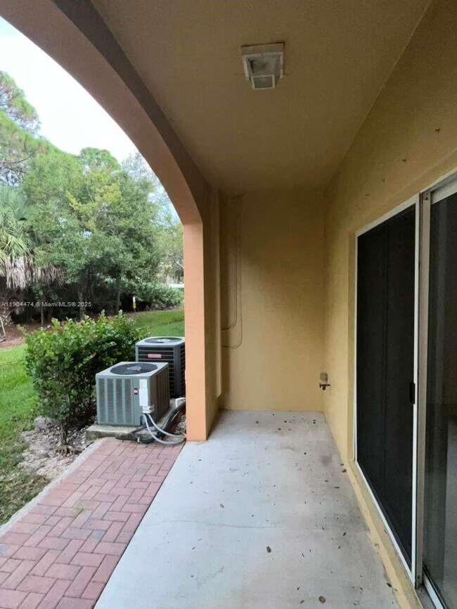 Building Photo - 5067 SE Mariner Garden Cir