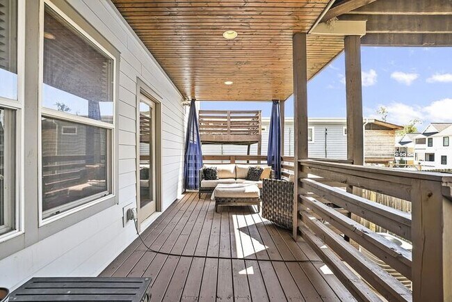 Building Photo - Completely furnished 4BR/2.5BA with fully ...