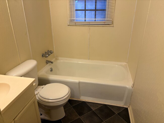 Building Photo - 3 Bedroom, 1 Bathroom House in High Point!