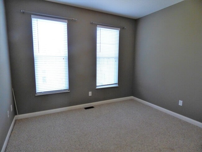 Building Photo - 3 BR 2.5 BA Town Park Condo
