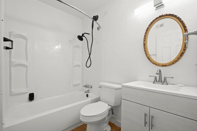 Building Photo - 300 E Croslin St