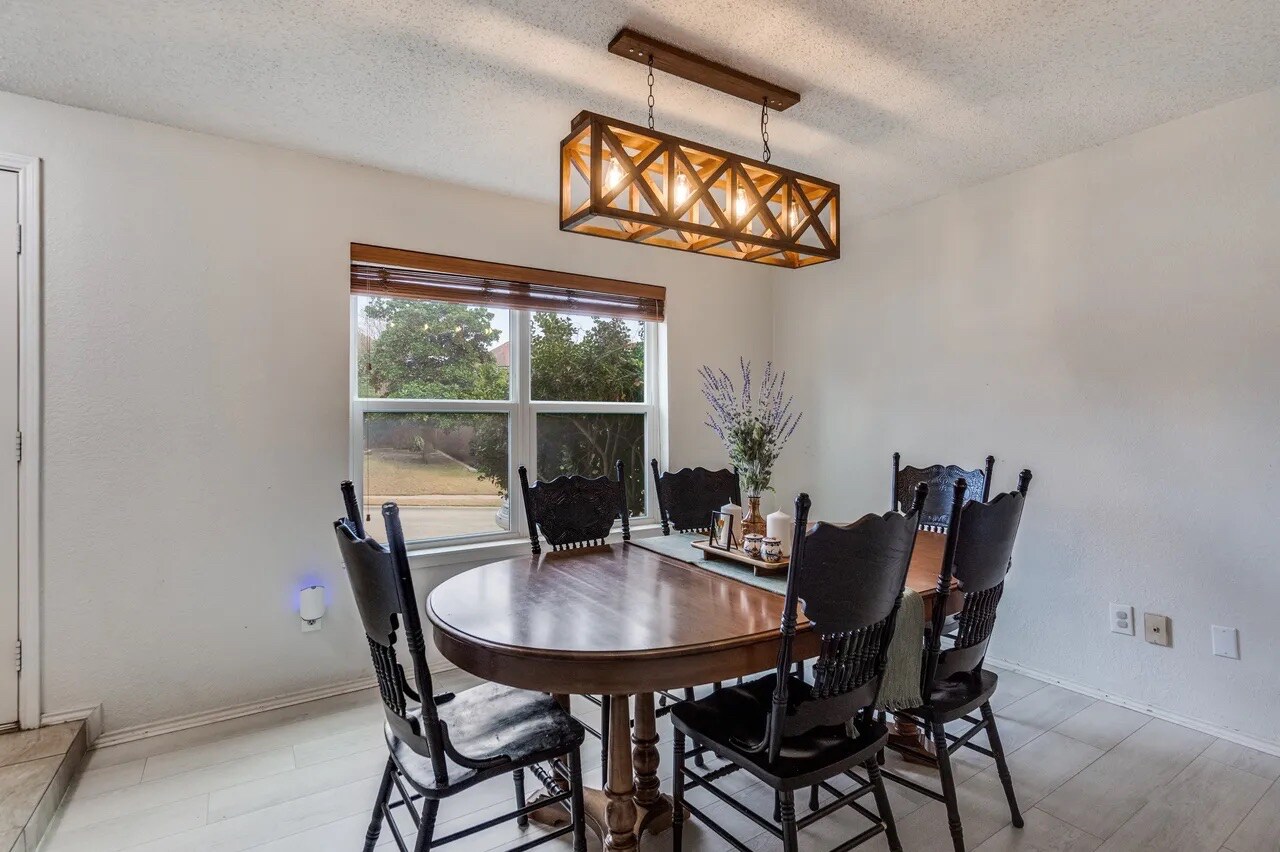 Building Photo - Room in House on Bandera St